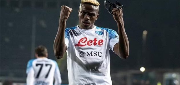 نابولي يحدد سعر بيع فيكتور أوسيمين وسط صراع إنجليزي لضمه